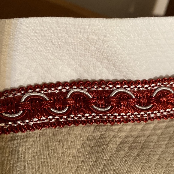 Rose Tree Emory ONE EURO SHAM
26" × 26" 1.5" flange
70% Rayon 30% Polyester NWT - Picture 5 of 7